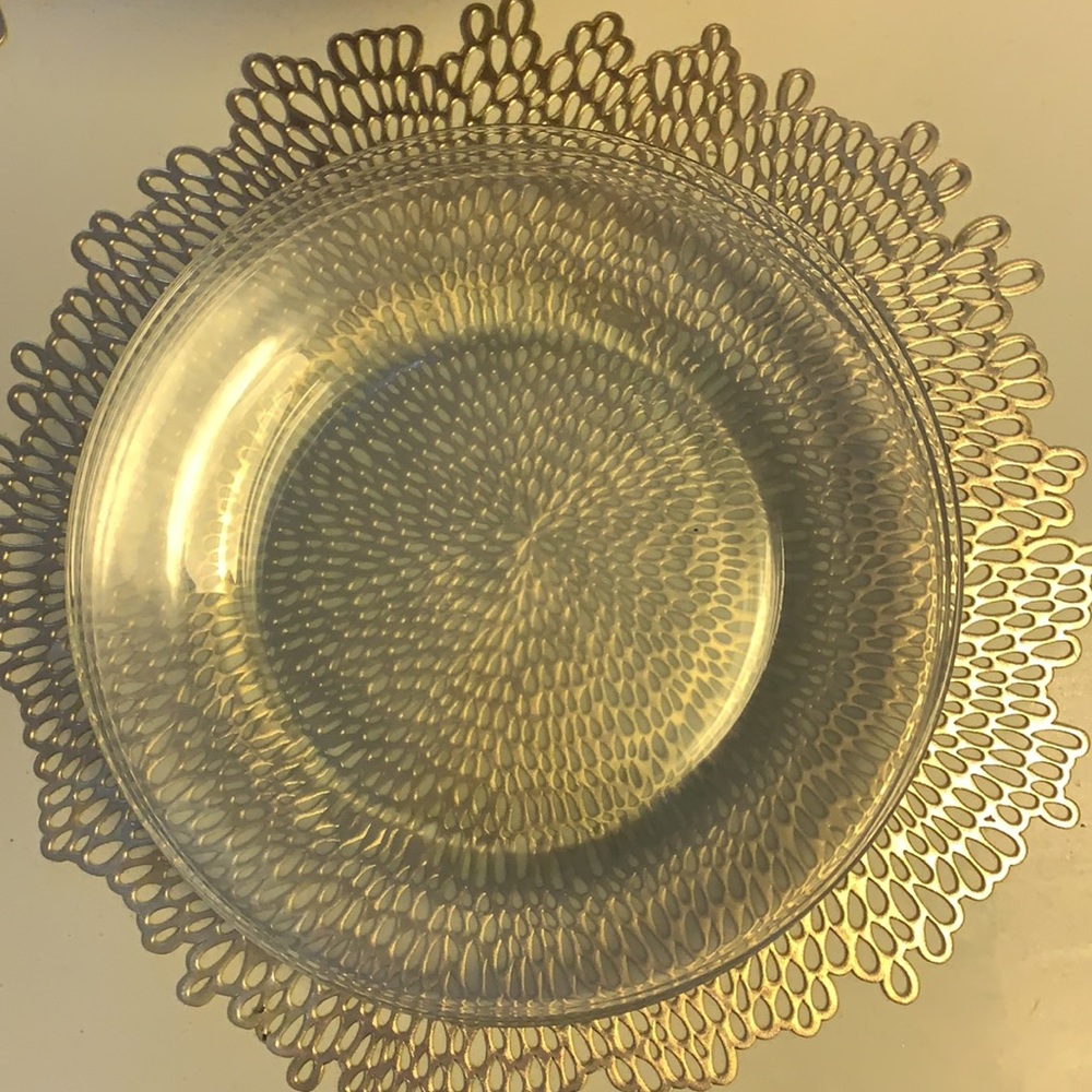 A set of 4 clear serving plates